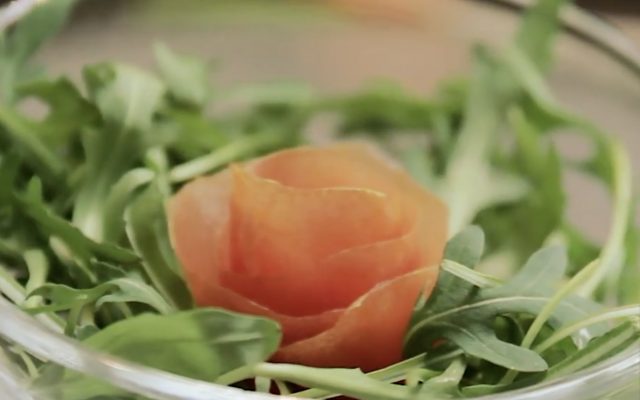 faire une rose pour décorer sa salade avec une tomate