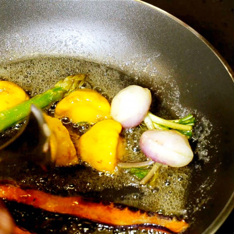 Au restaurant l'Empreinte, les légumes frais que Fabricio DelGaudio cuit dans sa poêle.